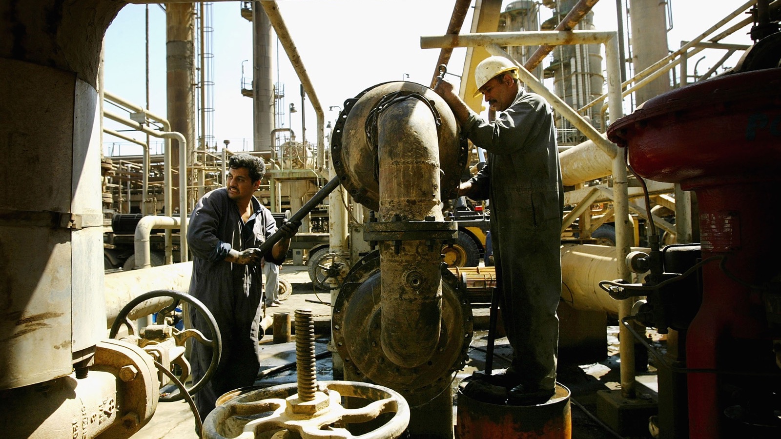 العراق يخفض سعر خام البصرة المتوسط إلى آسيا 