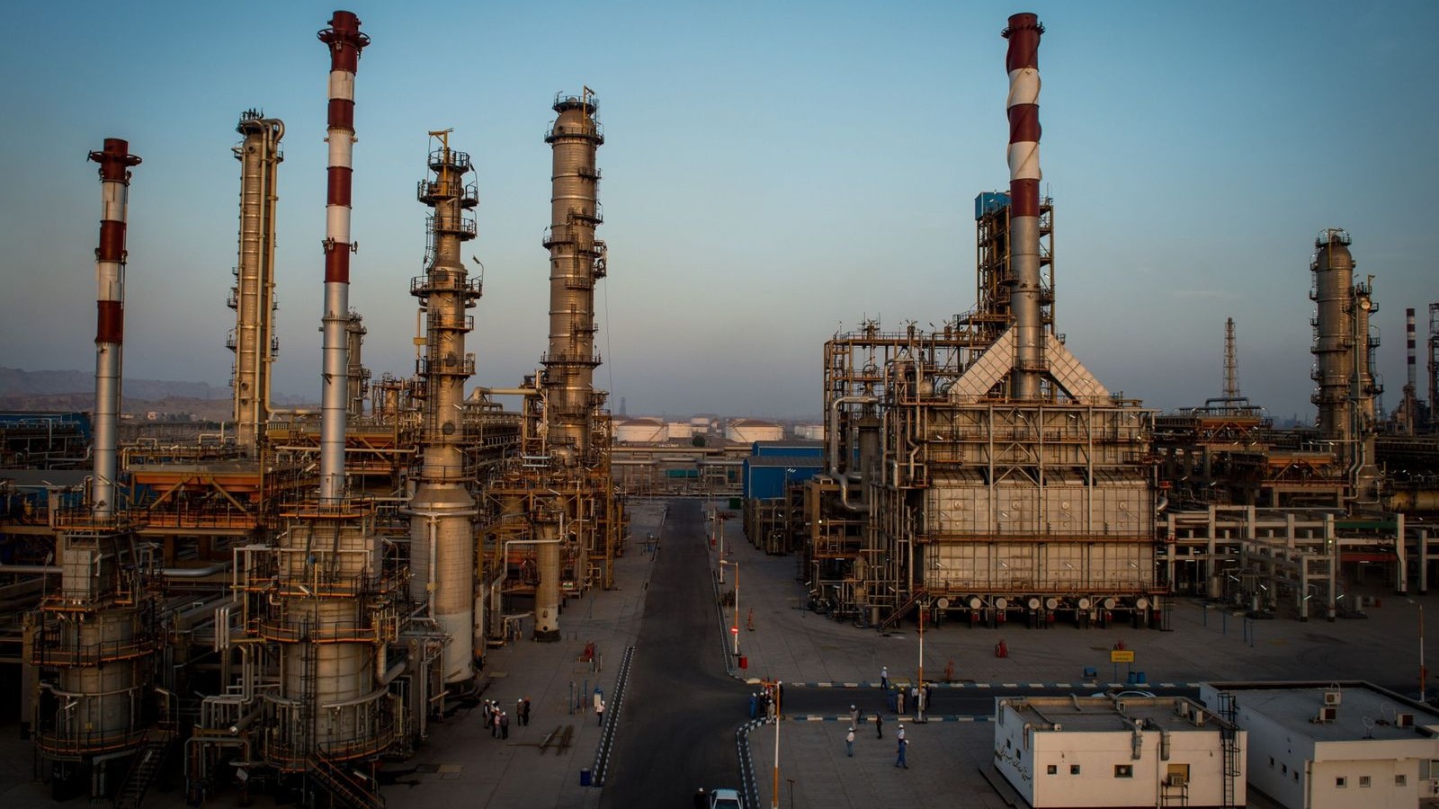 تجار النفط يواجهون مخاطر إيرانية جديدة بعد أيام من أزمة فنزويلا 