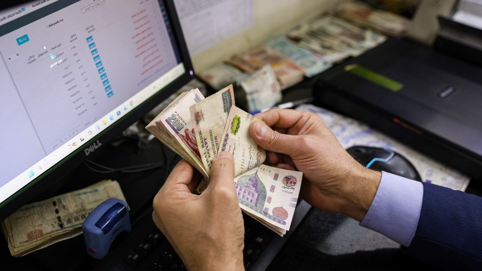 بنوك مصر تطارد ودائع الجنيه مع ارتفاع الطلب على القروض 