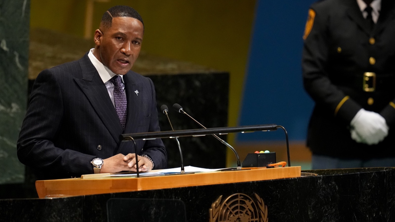 رئيس بوتسوانا يتطلع لدعم عُمان في صفقة quot;دي بيرزquot; للألماس 