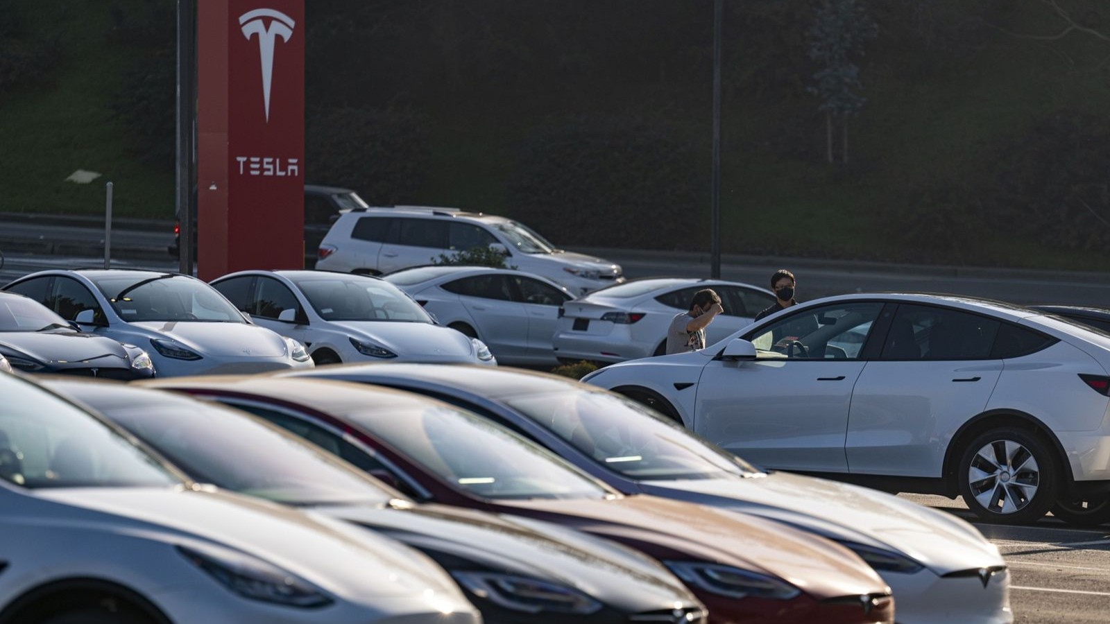 quot;تسلاquot; تحت التهديد بسبب دعاية القيادة الذاتية المضللة 