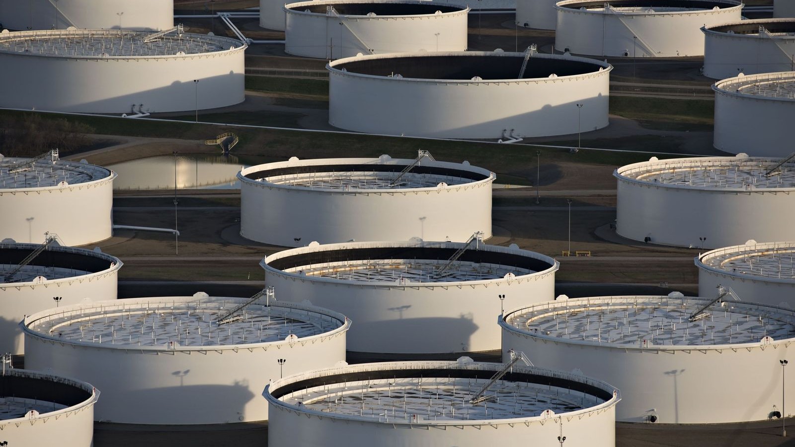 النفط يتخلى عن مكاسبه ويتراجع دون 90 دولاراً في جلسة عاصفة 