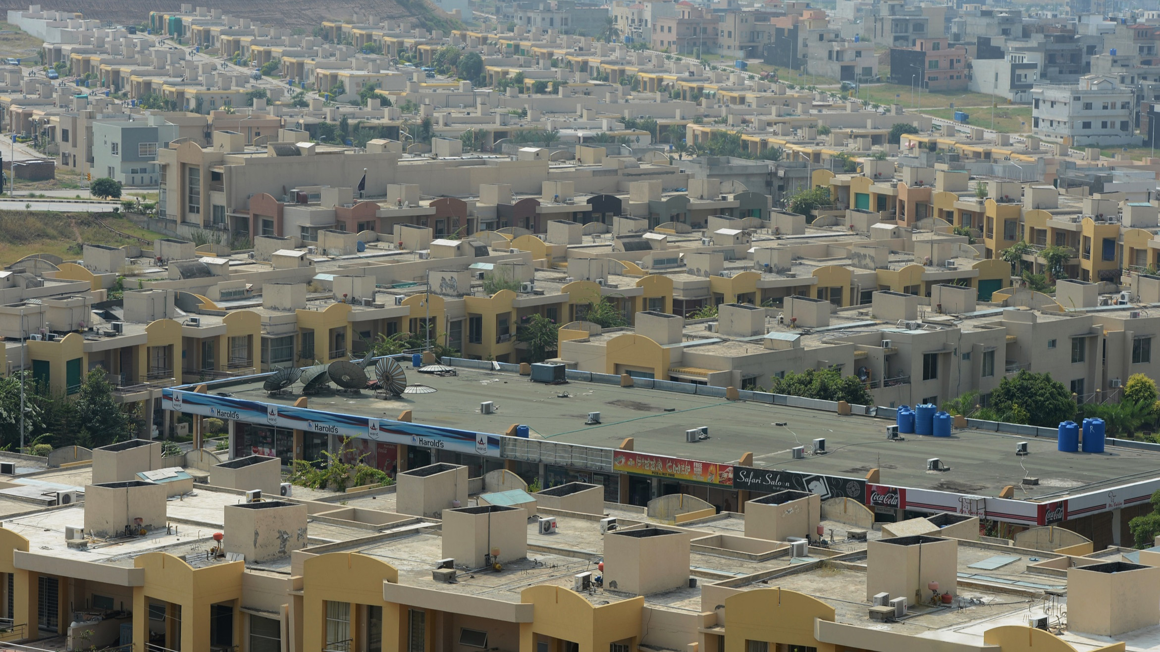 باكستان تبيع ممتلكات قطب العقارات رياض حسين 