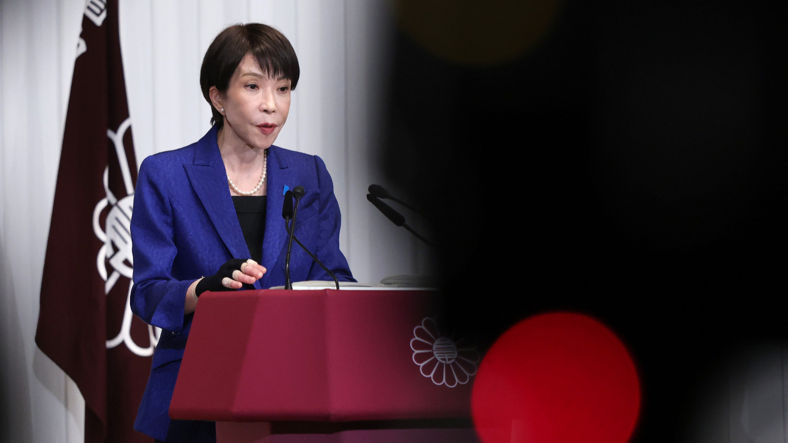 شي يواجه معضلة يابانية بعد فوز تاكايشي بتفويض انتخابي تاريخي 