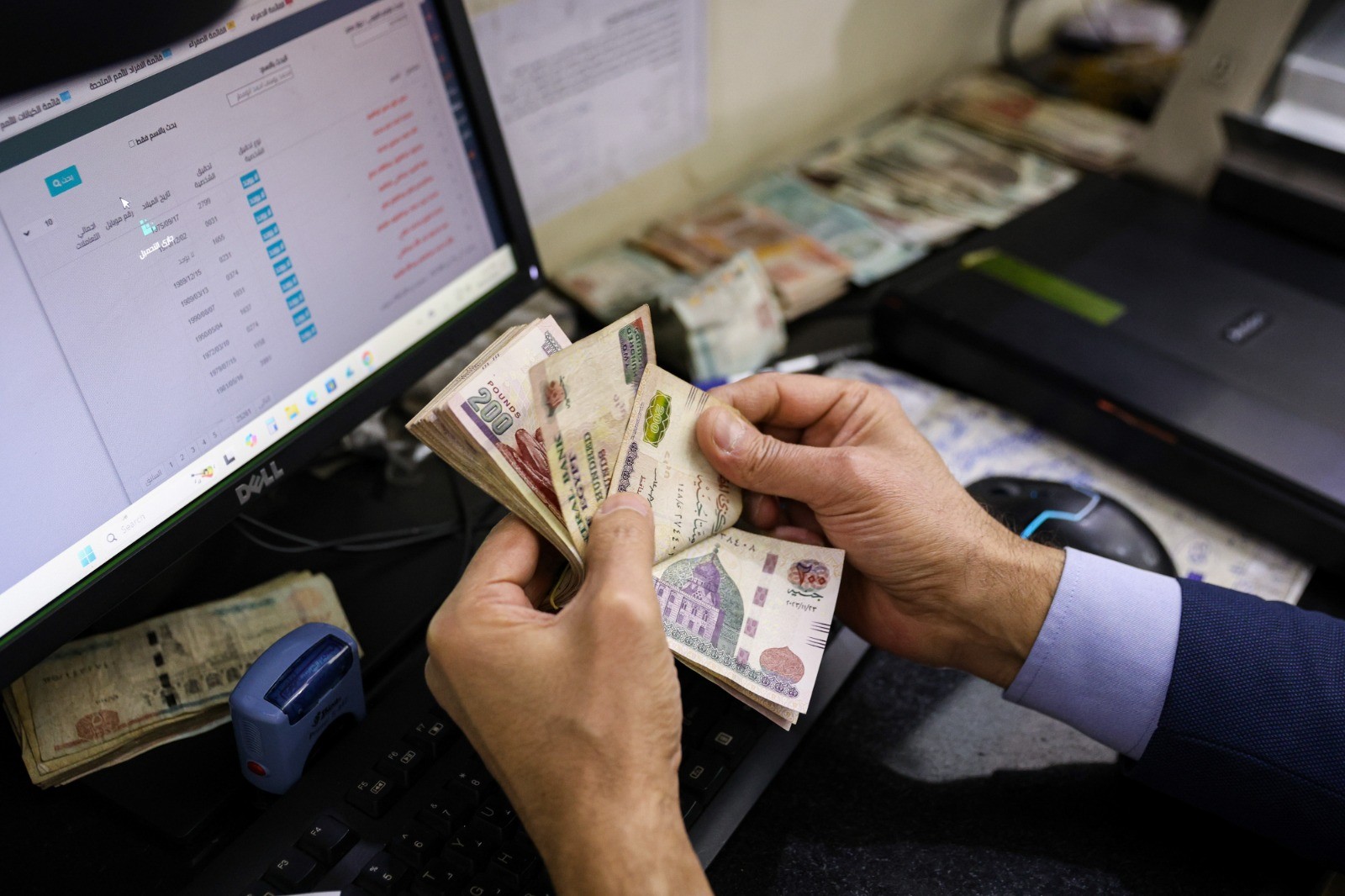 السيولة في مصر تتراجع لأول مرة منذ 9 سنوات.. لكن الجنيه يخفي القصة الحقيقية 
