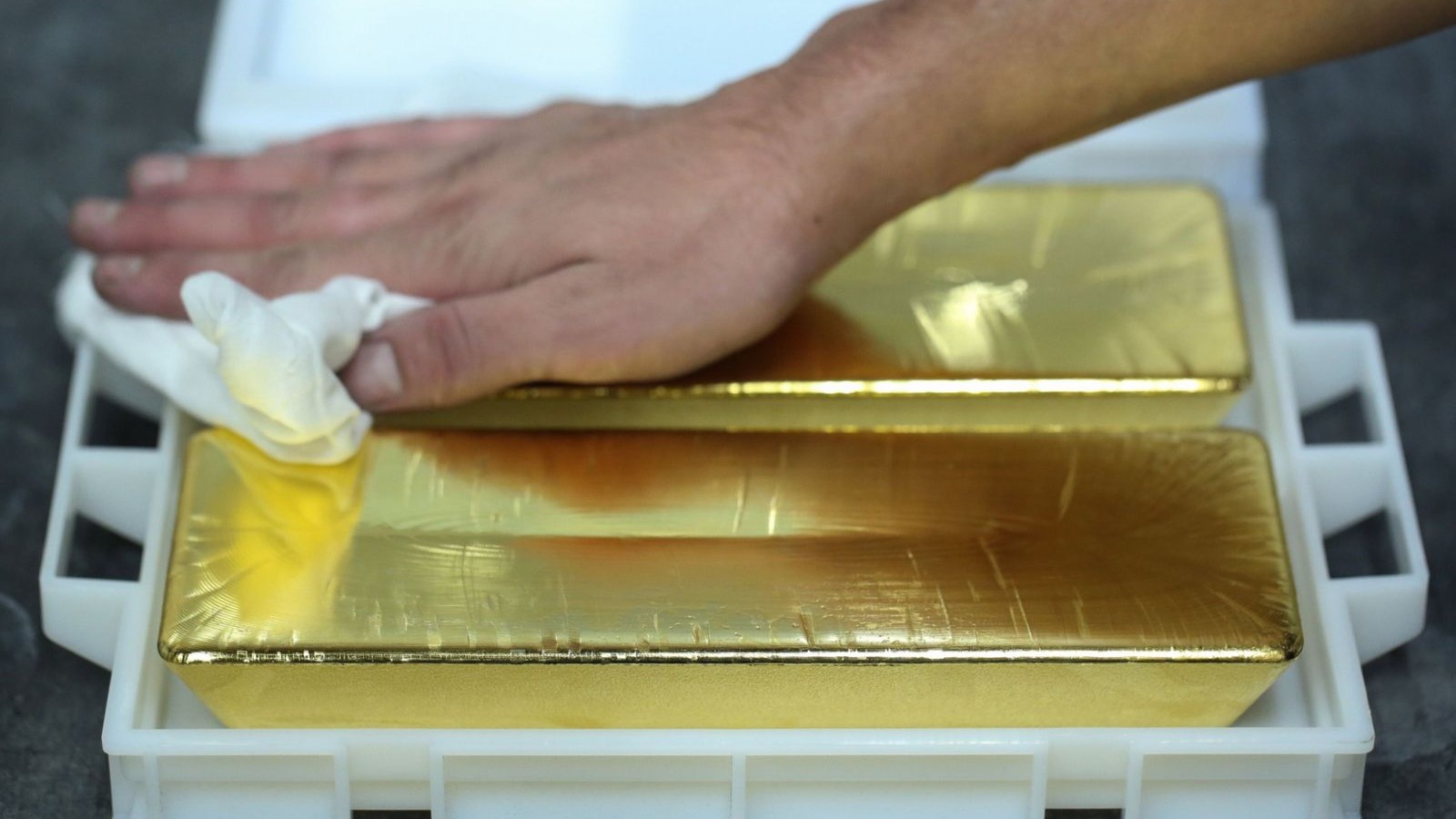 الذهب يحافظ على مكاسبه وسط ترقب فتح مضيق هرمز هذا الأسبوع 