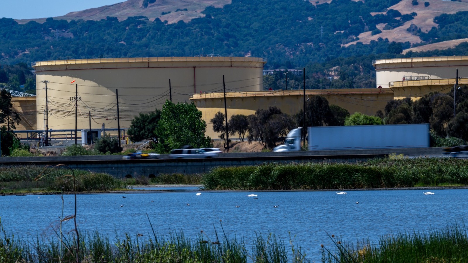 أسعار النفط تتراجع للأسبوع الثاني وسط مخاوف بشأن فائض المعروض 