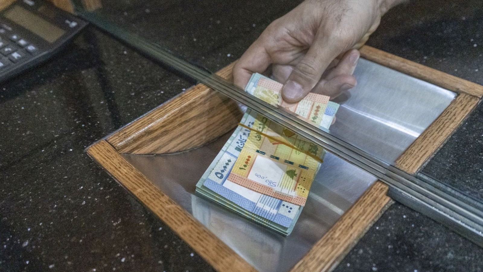 لبنان يقر زيادة في رواتب القطاع العام ويرفع الضرائب 