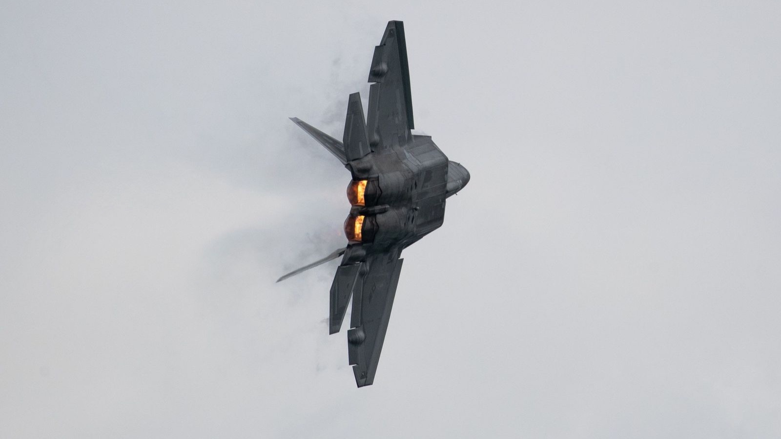 الولايات المتحدة وإسرائيل تهاجمان إيران 