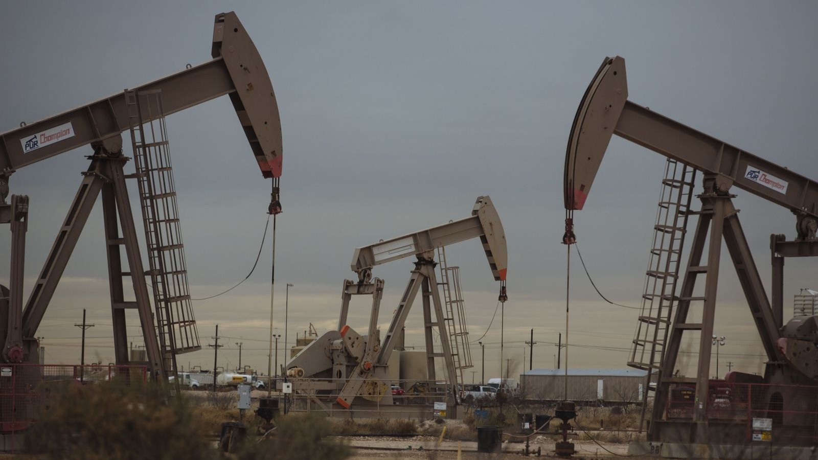 النفط يستقر قرب أعلى مستوى في 6 أشهر مع تصاعد التوتر مع إيران 