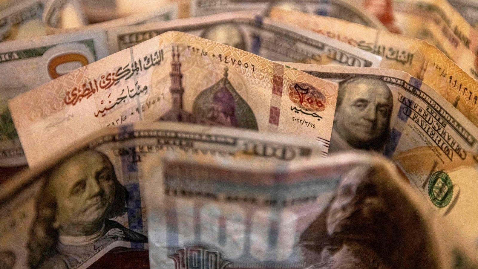 الجنيه المصري يصبح الأفضل أداءً عالمياً مقابل الدولار مع ترقب اتفاق السلام 