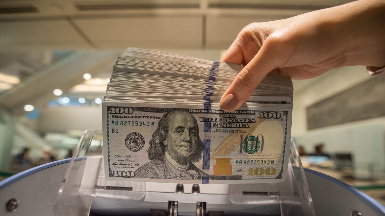 الدولار يسجل أفضل أسبوع منذ 2024 مع ارتفاع سعر النفط وتراجع رهانات خفض الفائدة 