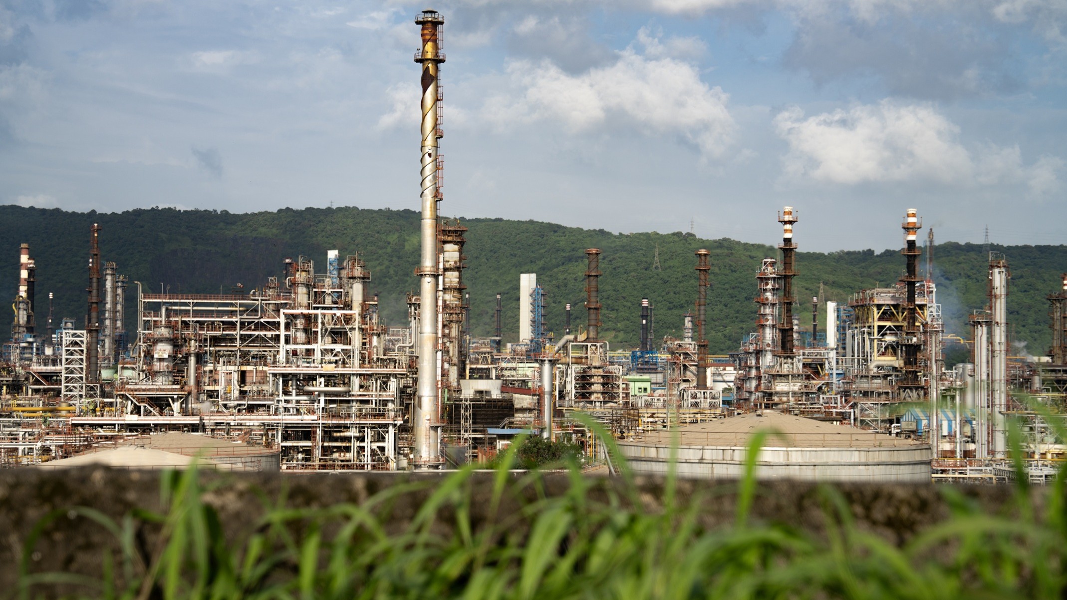 مستوردو الغاز في الهند يقتنصون الشحنات الفورية بعد تراجع الأسعار 