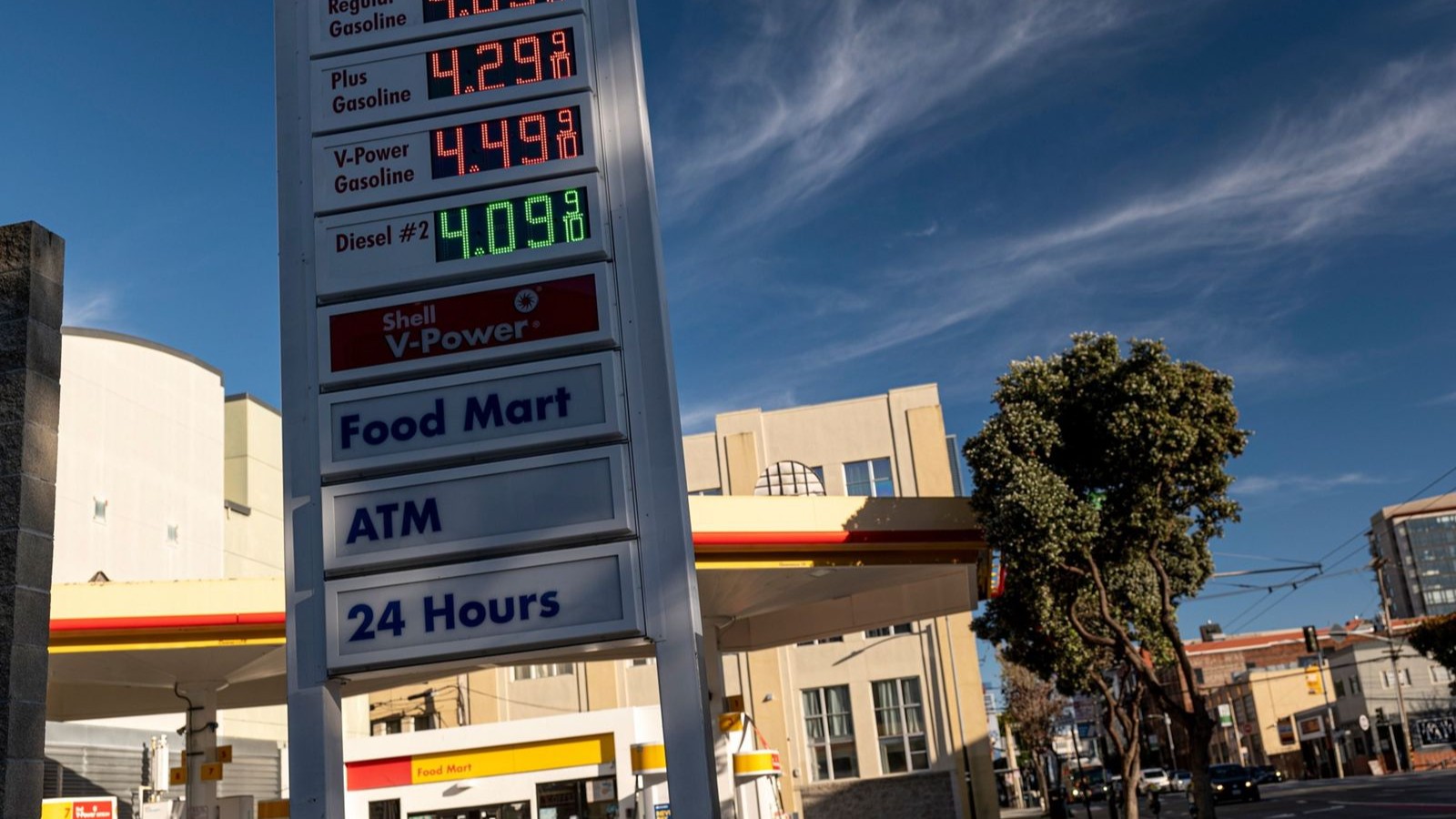 إدارة ترمب تدرس تأثير بلوغ النفط 200 دولار على الاقتصاد 