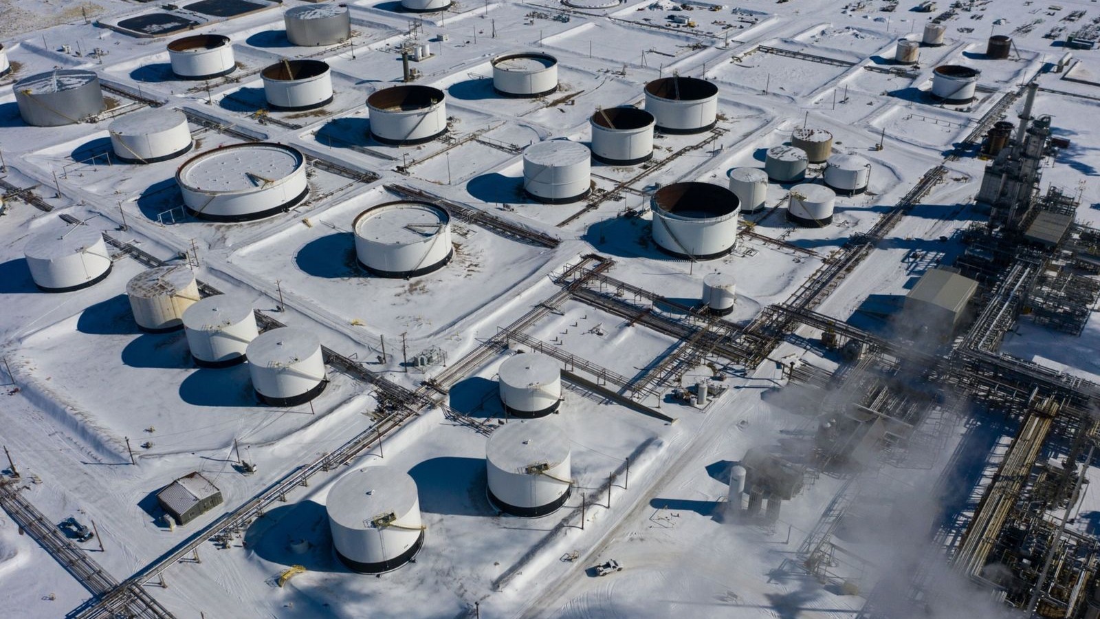 أسعار النفط تحافظ على مستوى 100 دولار رغم تراجعها 