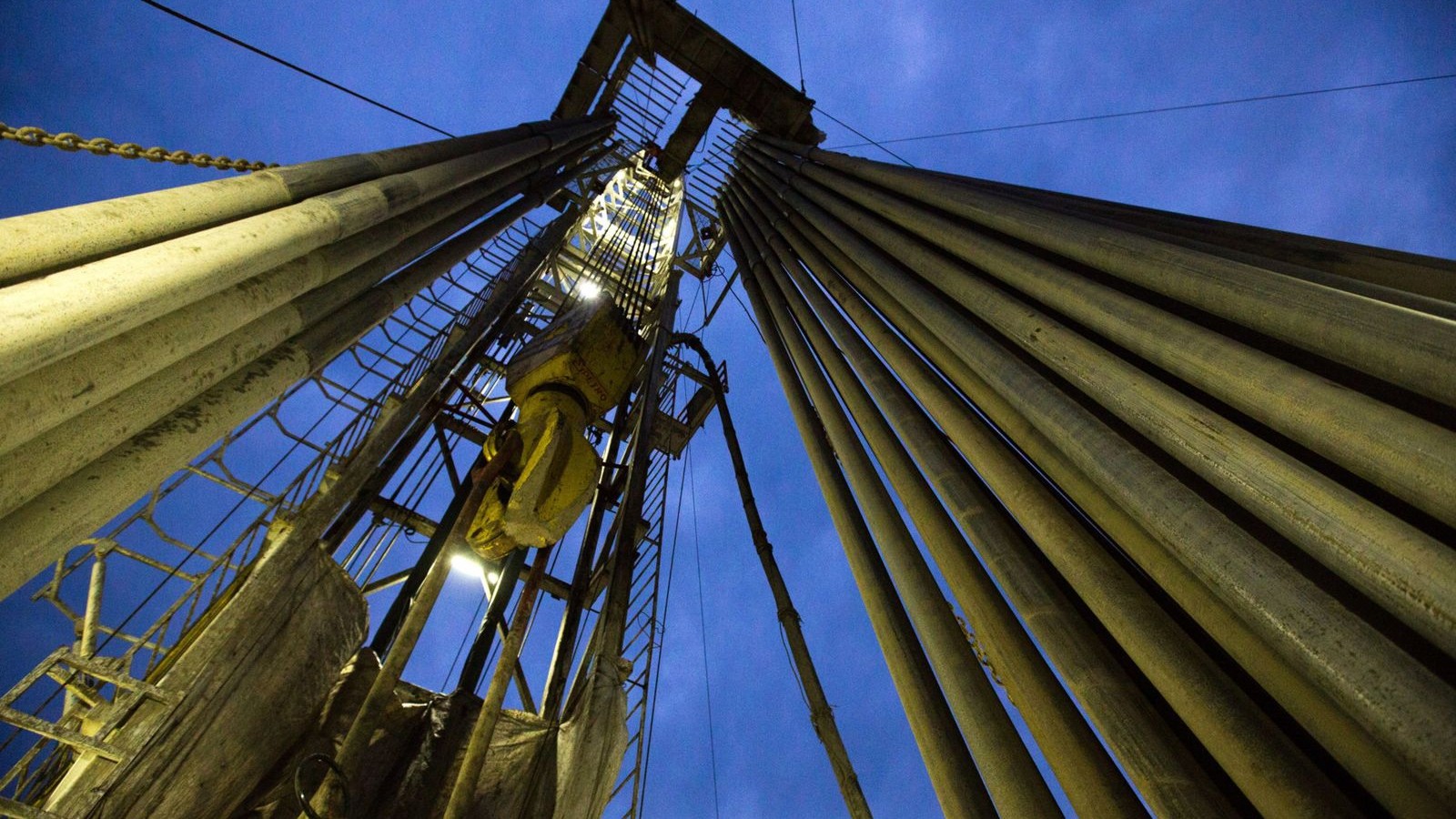 سعر برنت ينزلق دون 60 دولاراً لأول مرة منذ مايو وسط تخمة المعروض 