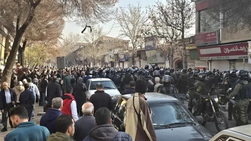 المظاهرات تتصاعد في إيران.. ترمب يجدد وعيده والحكومة تقطع الإنترنت 