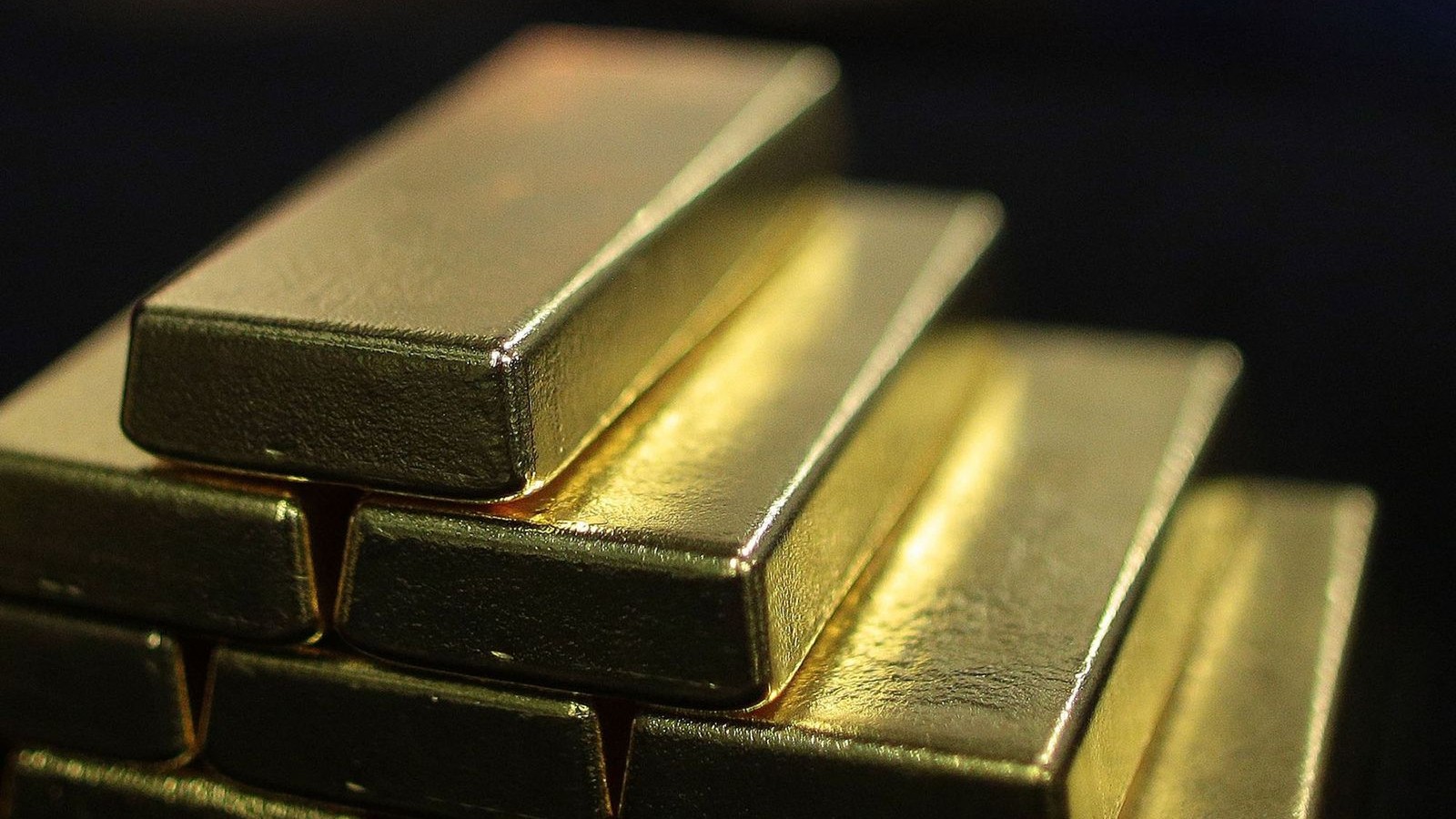 الذهب يقترب من مستويات قياسية مع تعزز رهانات خفض الفائدة الأميركية 