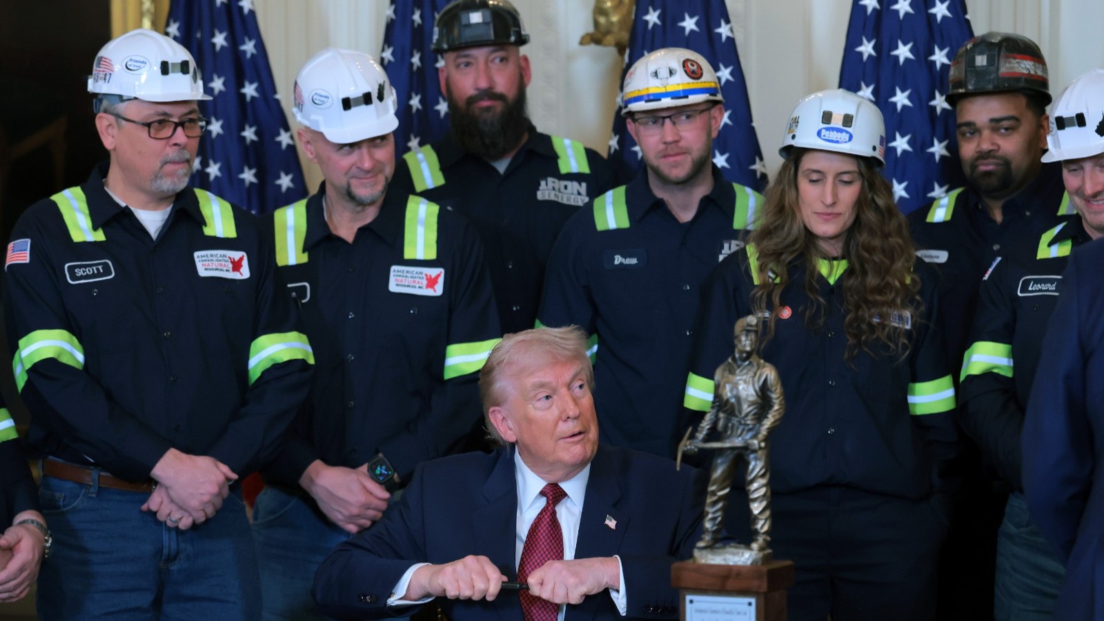 ترمب يمدد اعتماد الولايات المتحدة على الفحم بدعم عسكري وتمويل اتحادي 