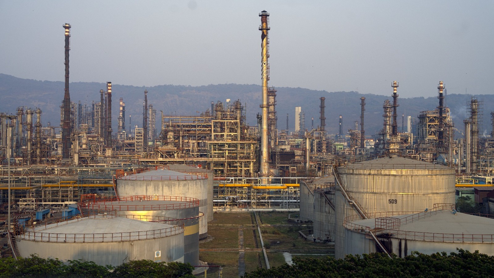 مصافي هندية تستخدم الدرهم الإماراتي واليوان الصيني لشراء نفط روسيا بدل الدولار 