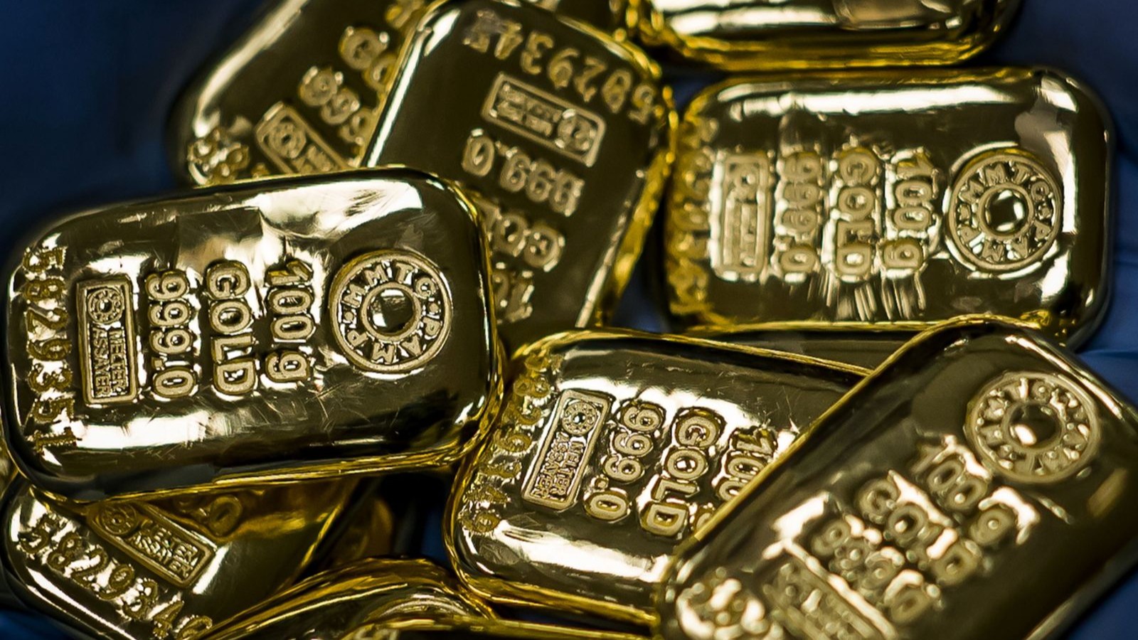 الذهب يواصل الانخفاض مع تهديد الهجمات الإيرانية-الإسرائيلية لمصير الهدنة الهشة 