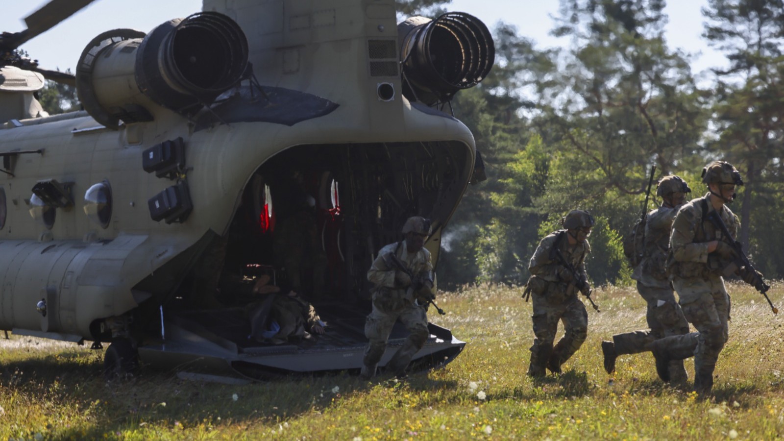 ترمب يسحب قوات أميركية من سوريا في تحول استراتيجي 