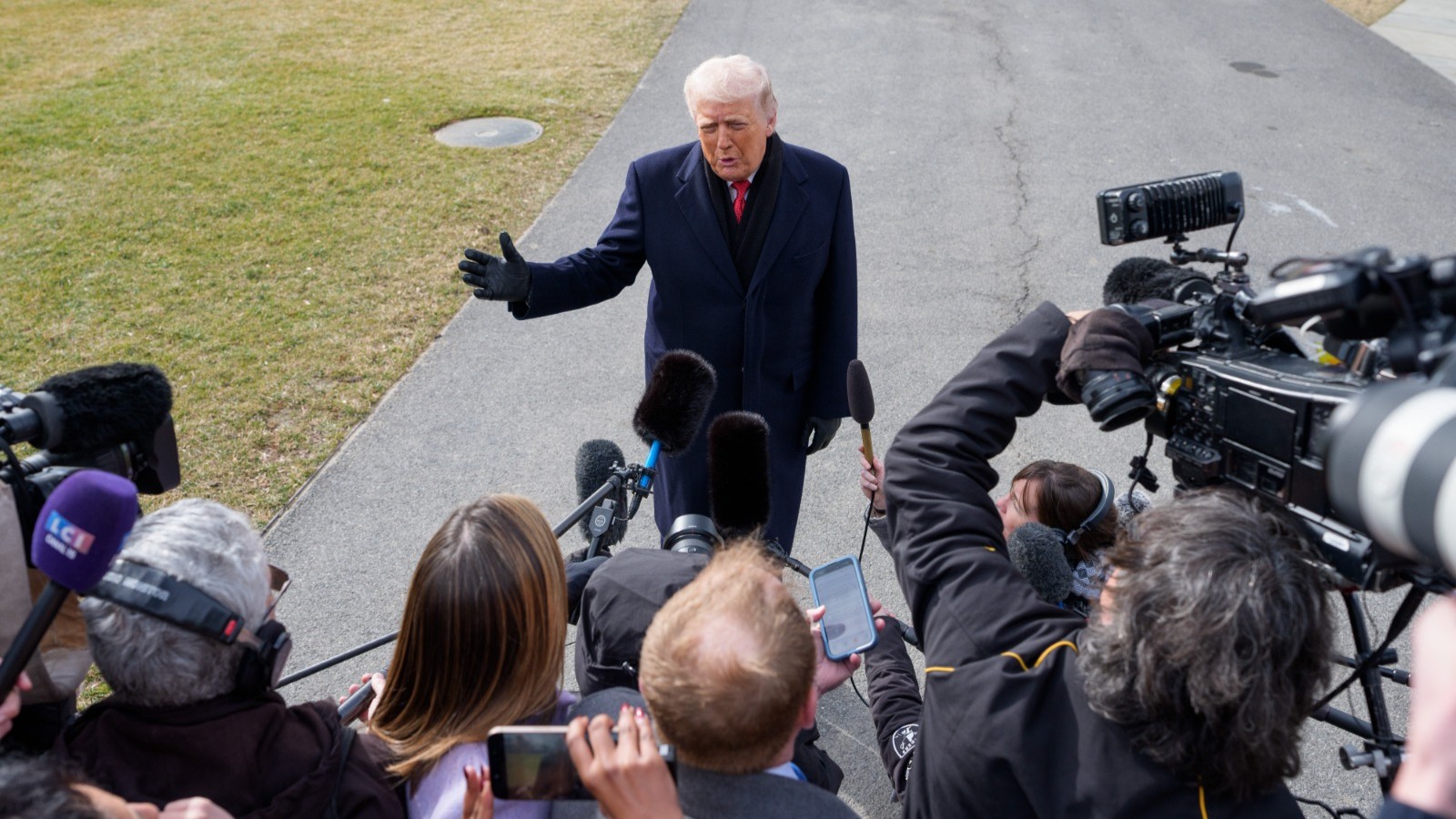 ترمب يتجه إلى دافوس على وقع تصعيد تجاري وسياسي مع أوروبا 