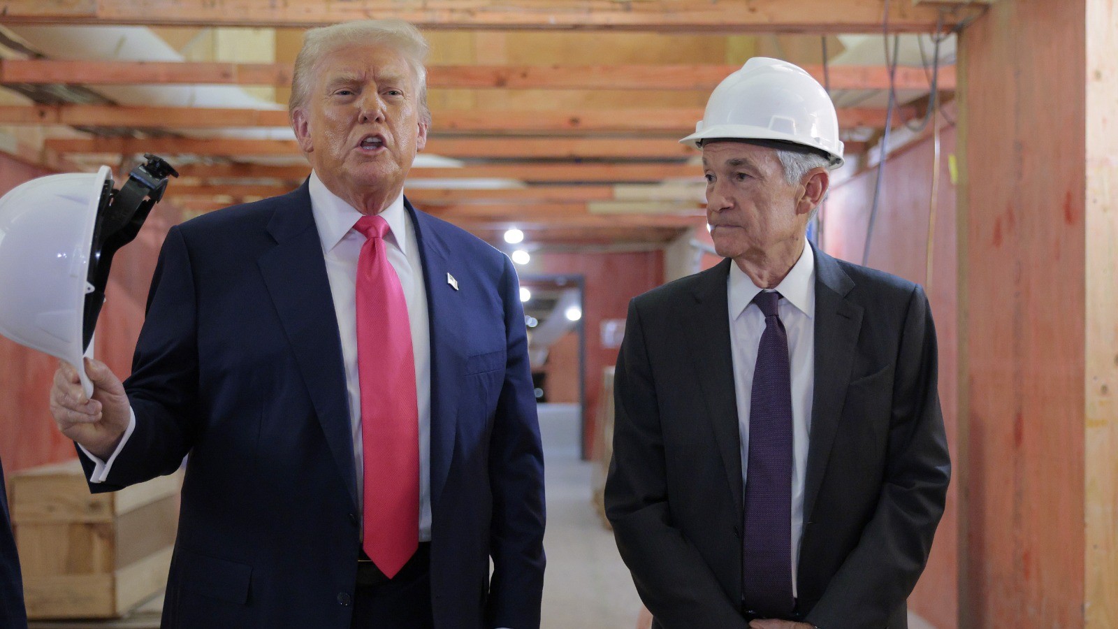 ترمب يهدد بإقالة باول إذا لم يغادر رئاسة الاحتياطي الفيدرالي 