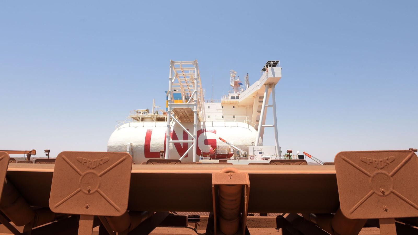 مصر توقف ضخ 100 مليون قدم مكعب غاز يومياً إلى سوريا ولبنان 