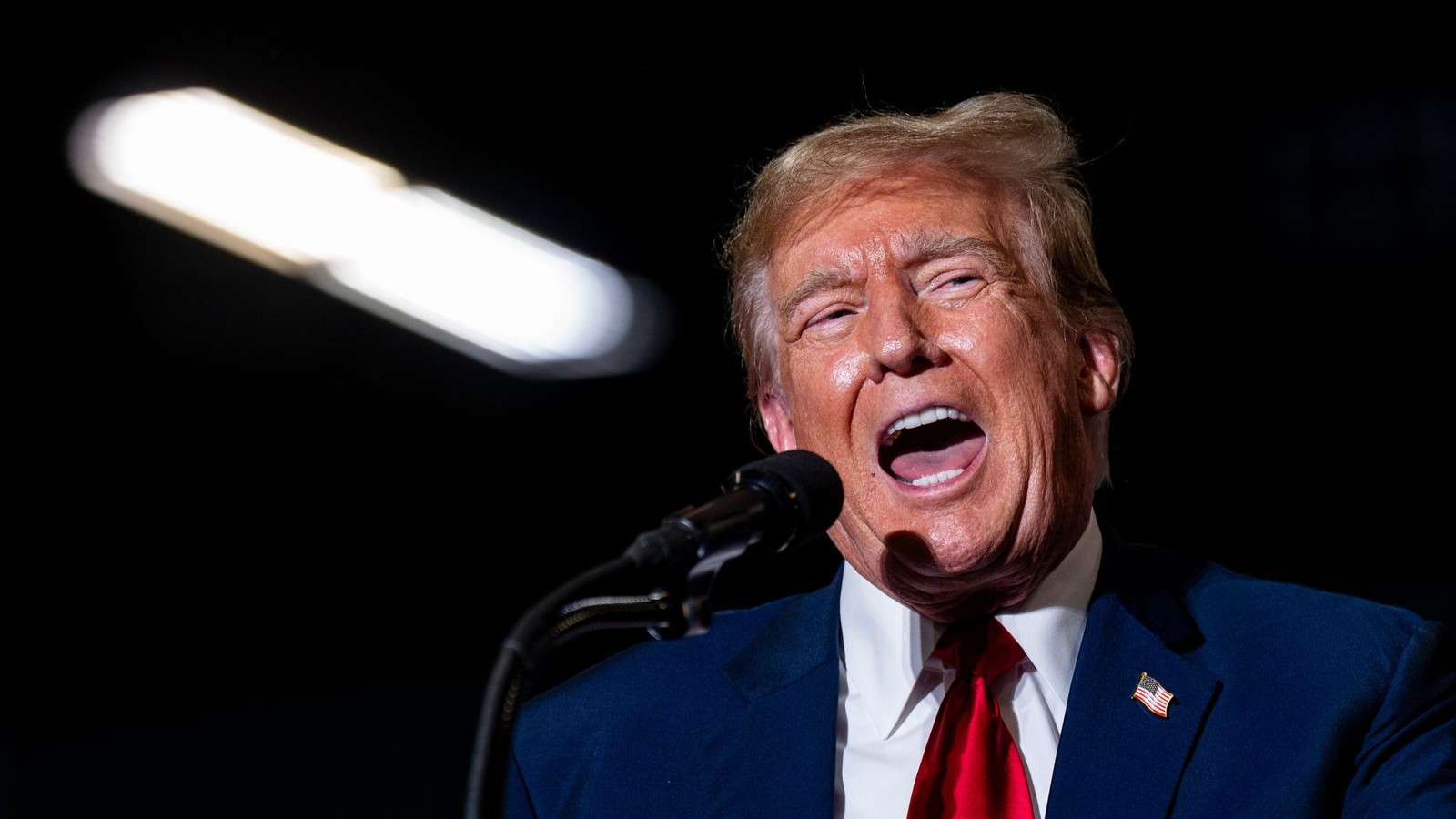 ترمب يقرر رفع الرسوم الجمركية العالمية من 10% إلى 15% 