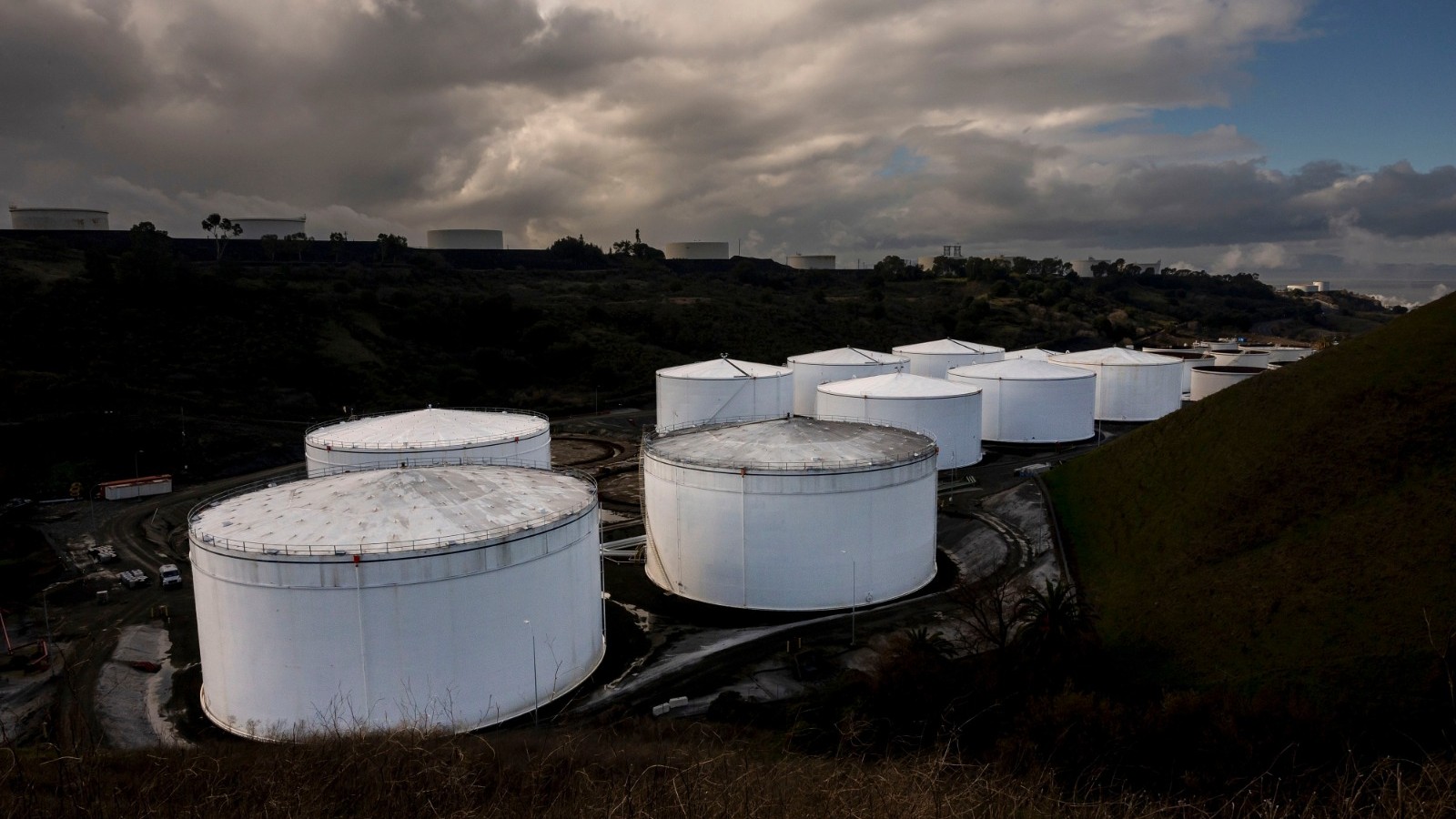 أسعار النفط تستقر وسط تصاعد التوترات وتوقعات المعروض العالمي 