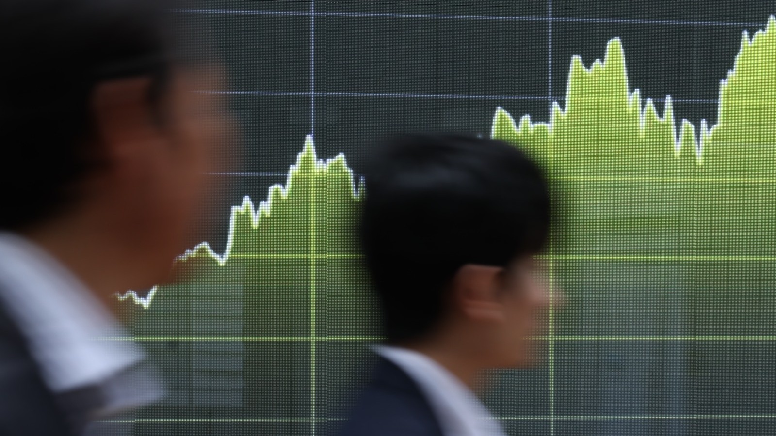 أسهم آسيا تقتفي أثر وول ستريت وتصعد إلى قمة جديدة 