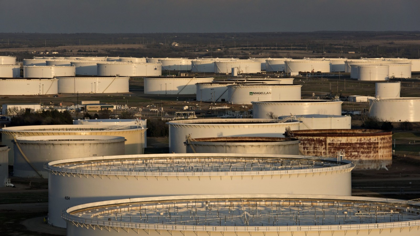 أسعار النفط تتراجع مع انحسار التوترات في الشرق الأوسط 