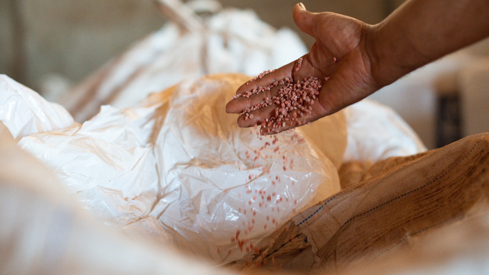 روسيا تفرض قيوداً على صادرات الأسمدة حتى ديسمبر وسط أزمة هرمز 