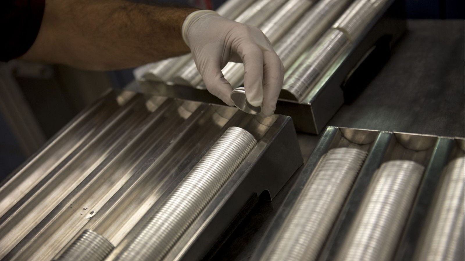 أسعار الفضة تعود إلى تسجيل مستويات قياسية والذهب يرتفع 