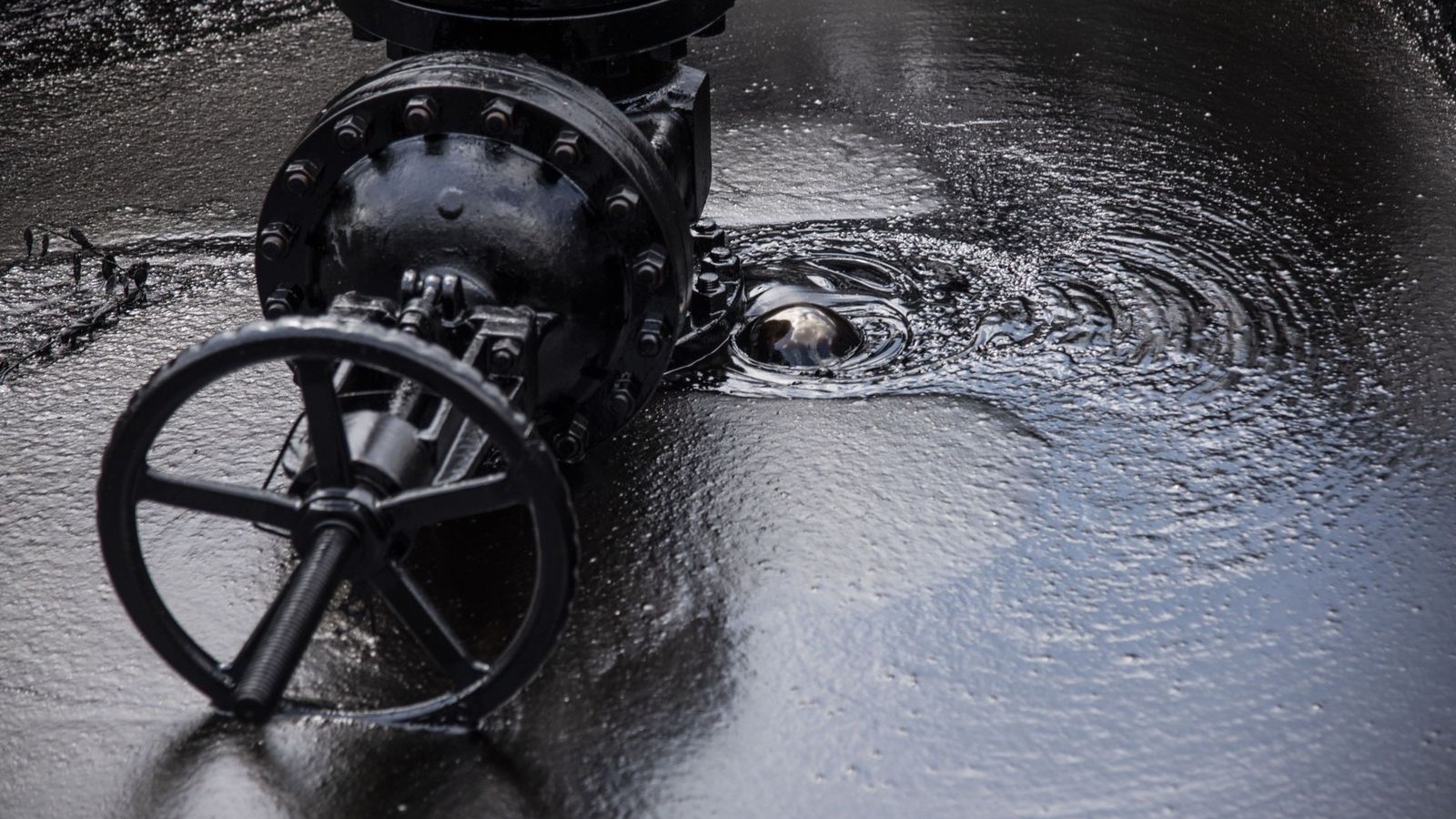 لماذا يحاجج ترمب بأن الولايات المتحدة تستحق نفط فنزويلا؟ 