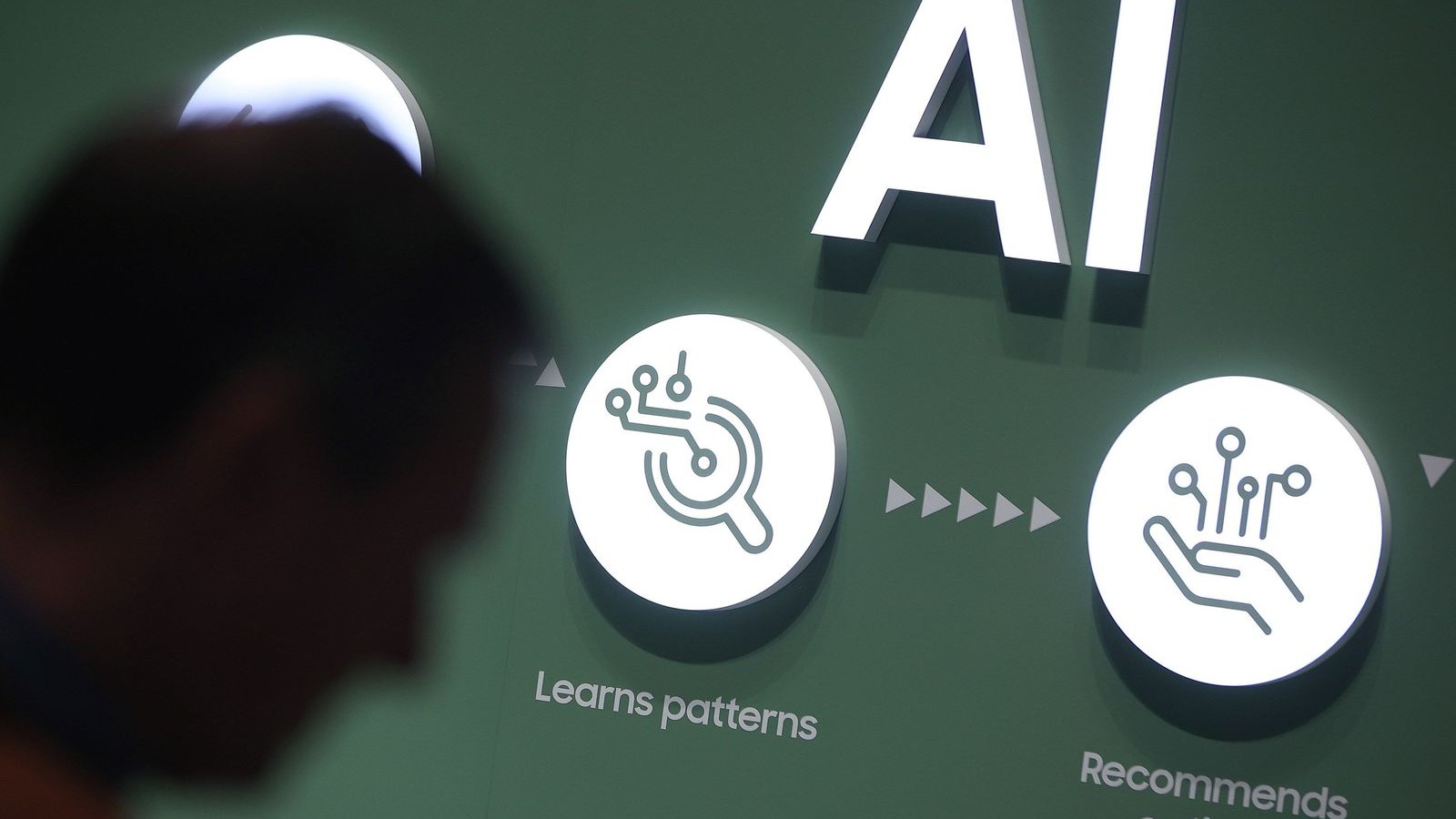 عمالقة التكنولوجيا يضخون 650 مليار دولار في سباق الذكاء الاصطناعي 