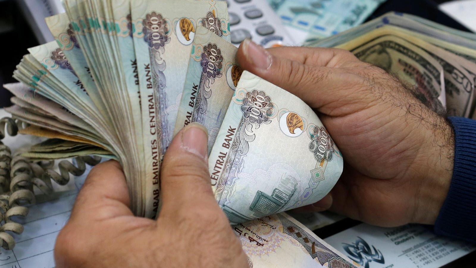 بلومبرغ: تأخير غير معتاد في تحويلات مصرفية بين السعودية والإمارات 