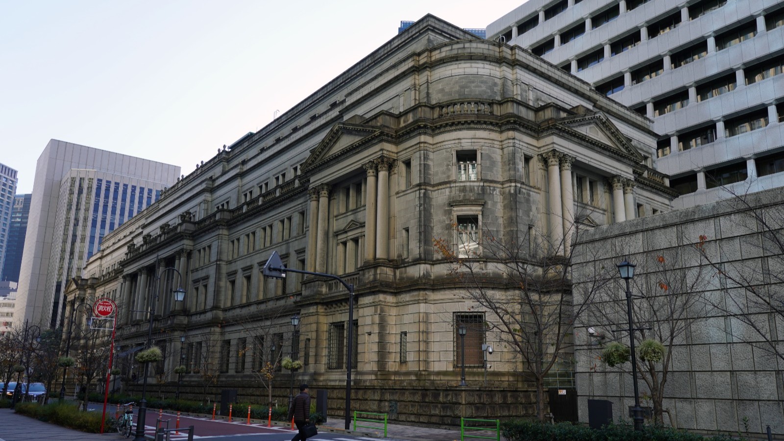 بنك اليابان يحبس أنفاس متابعي الين انتظاراً لرفع الفائدة 