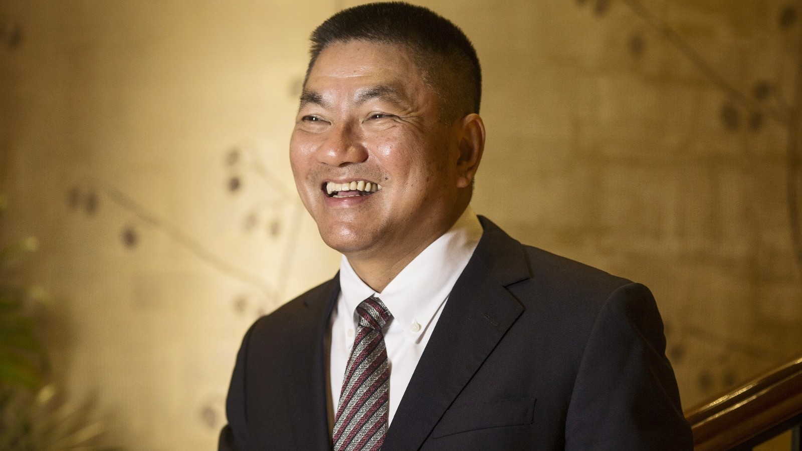 ماذا يقول ملياردير من هونغ كونغ يستثمر ربع ثروته في الذهب؟ 