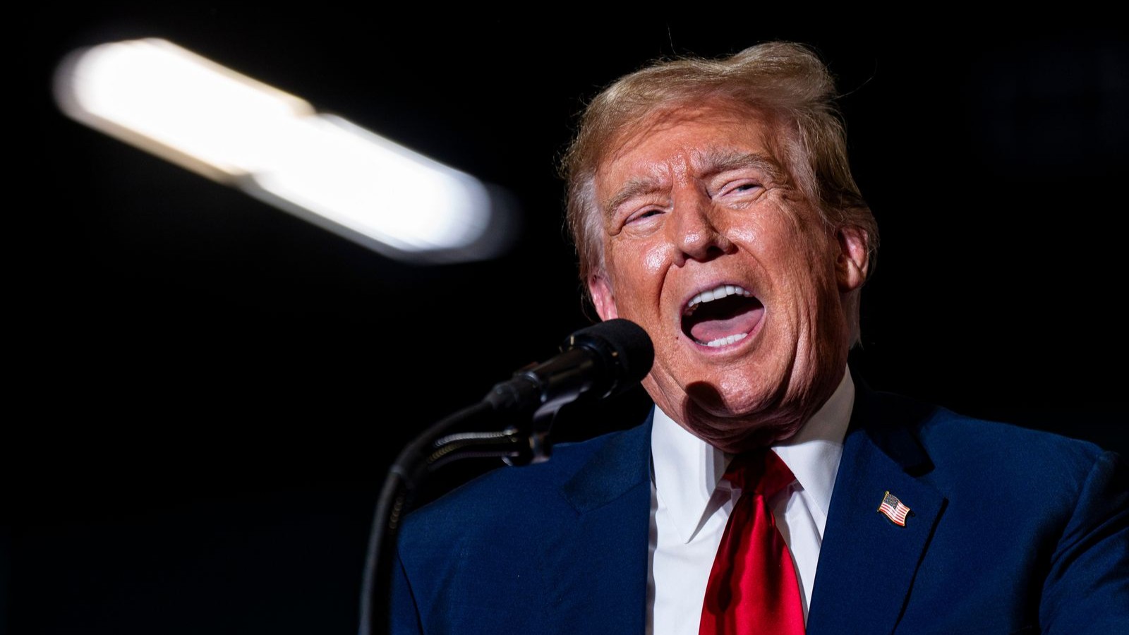 ترمب محذراً إيران: باقي من المهلة 48 ساعة لاتمام اتفاق أو فتح مضيق هرمز 