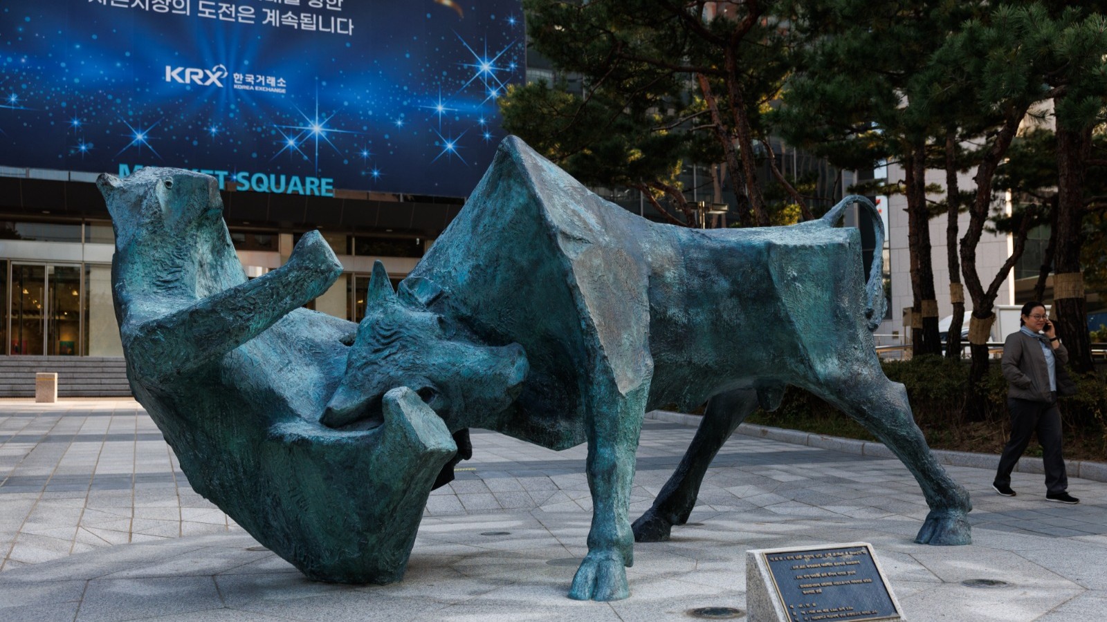 الأسهم الآسيوية ترتفع مع تخفيف ترمب حدة لهجته تجاه أوروبا 