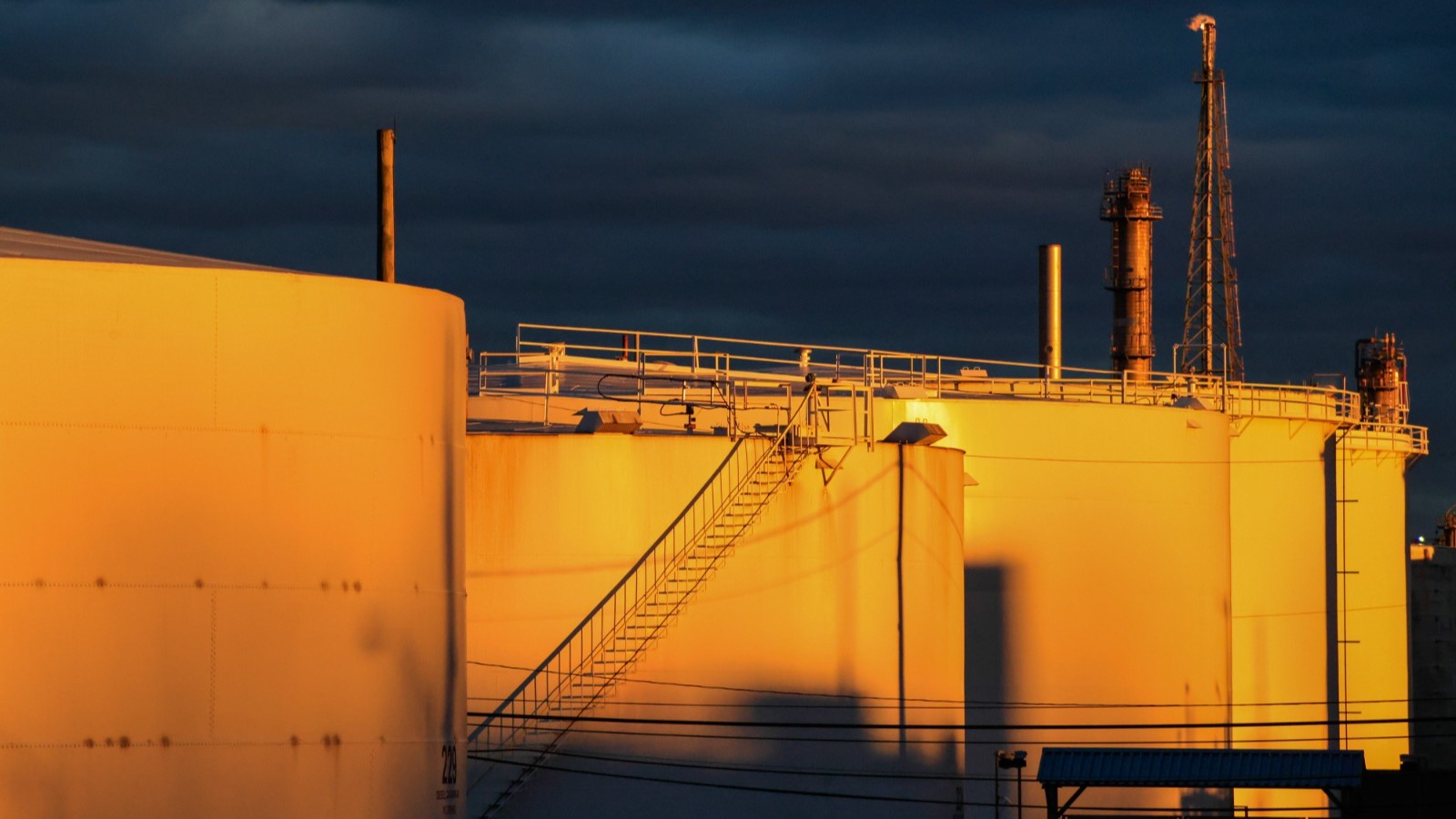 أسعار النفط تتراجع بحدة بعد تهدئة أميركية تجاه إيران 