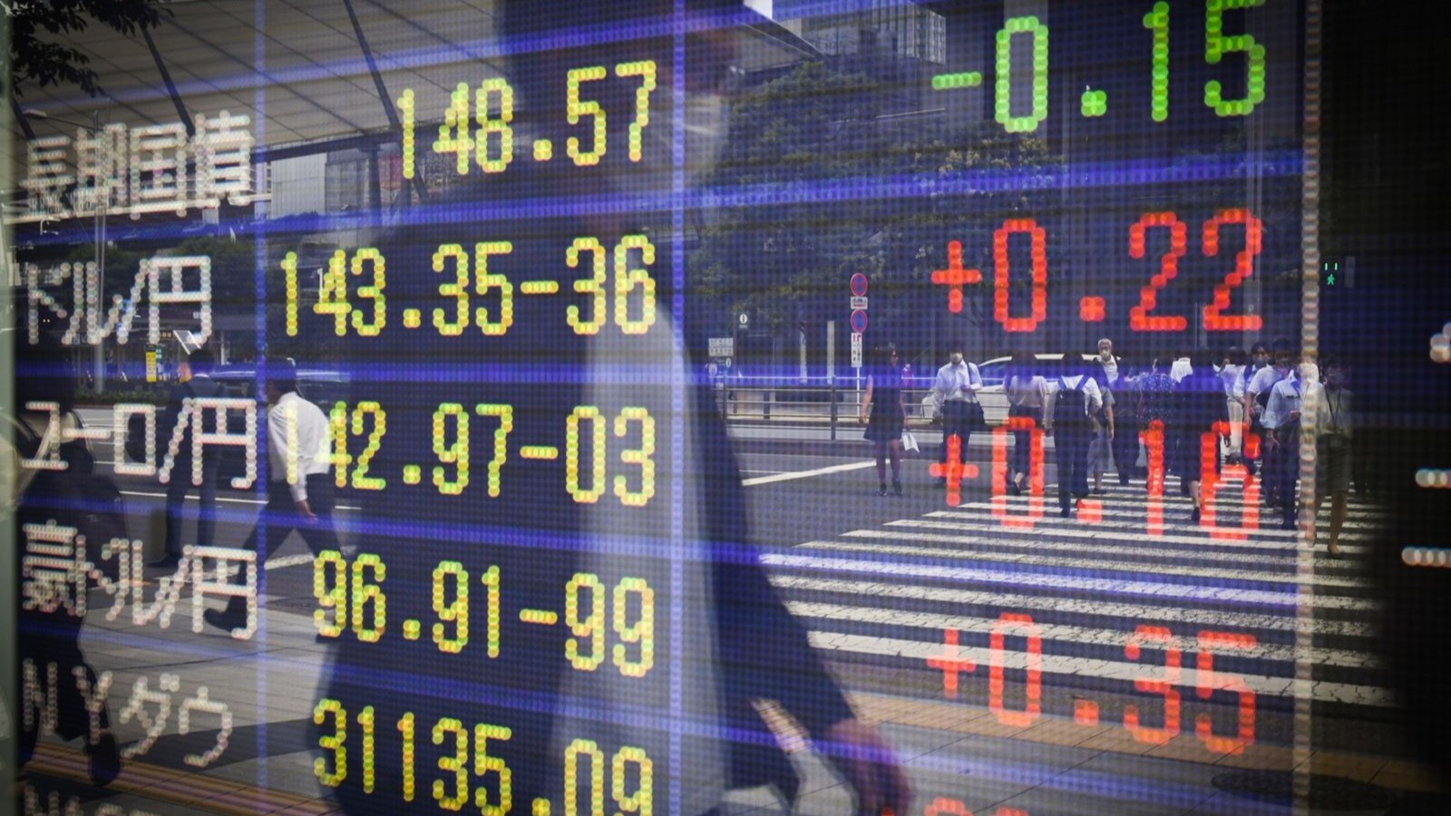 الدولار يتراجع والذهب يقفز وسط مؤشرات على تدخل أميركي لدعم الين 