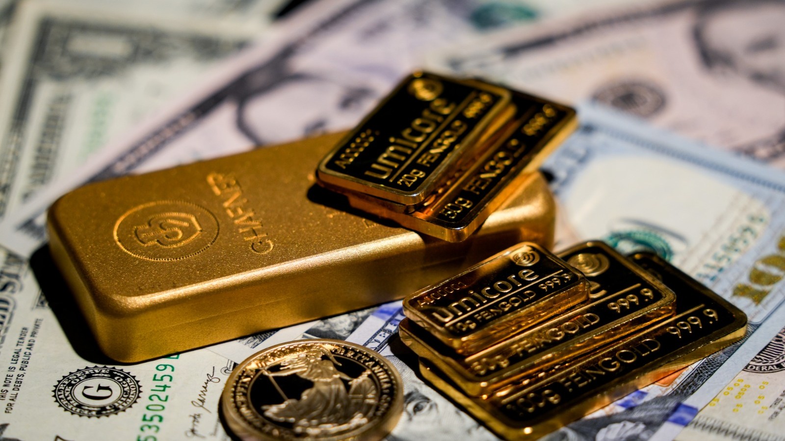 الذهب يتقلب بعد تعافٍ جزئي من الانهيار والفضة تهوي 14% 