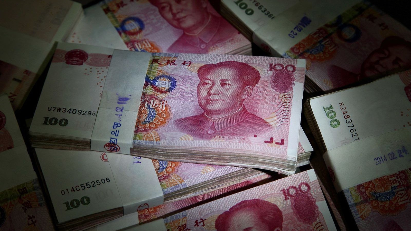 الصين تحدد سعر اليوان دون 7 للدولار لأول مرة منذ 2023 