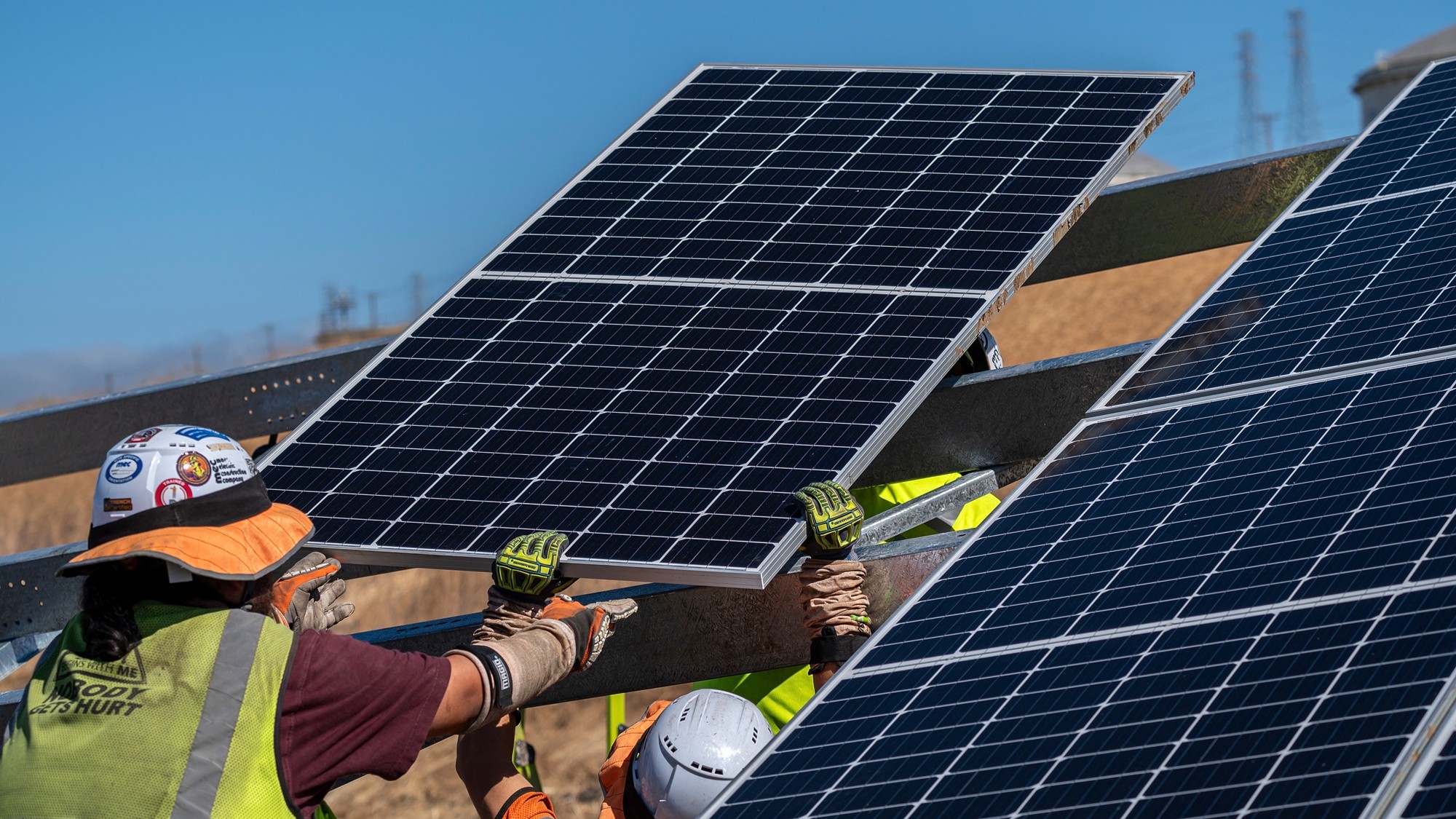 صعود سعر الفضة يضغط على شركات الطاقة الشمسية والخسائر تتواصل 