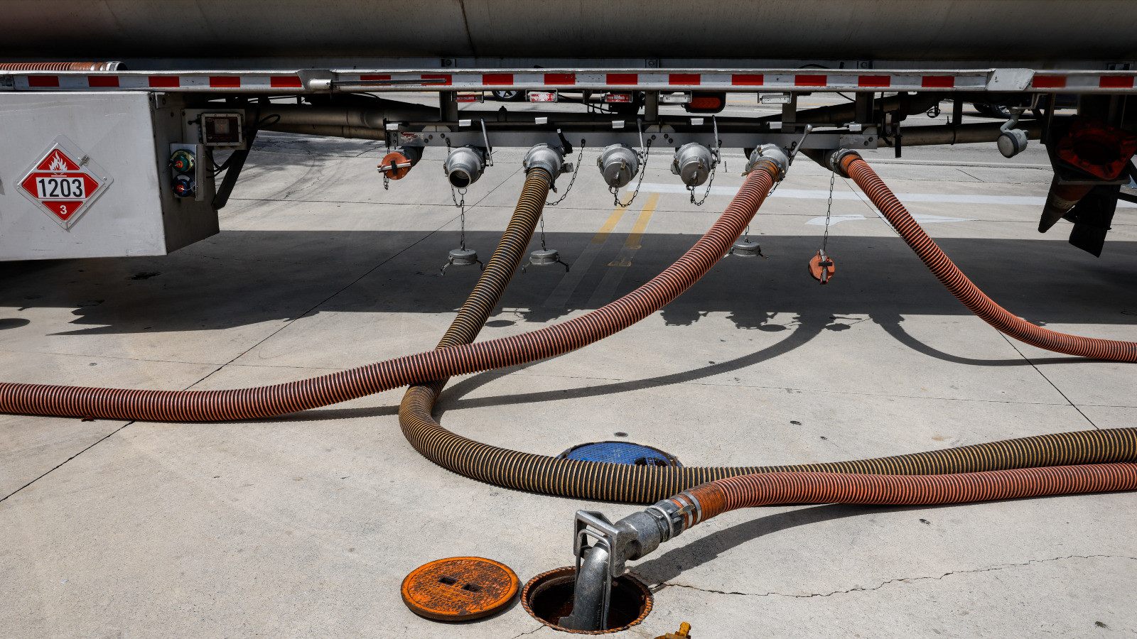 quot;غولدمانquot;: سعر مزيج برنت قد يظل فوق 100 دولار حال إغلاق هرمز شهراً آخر 