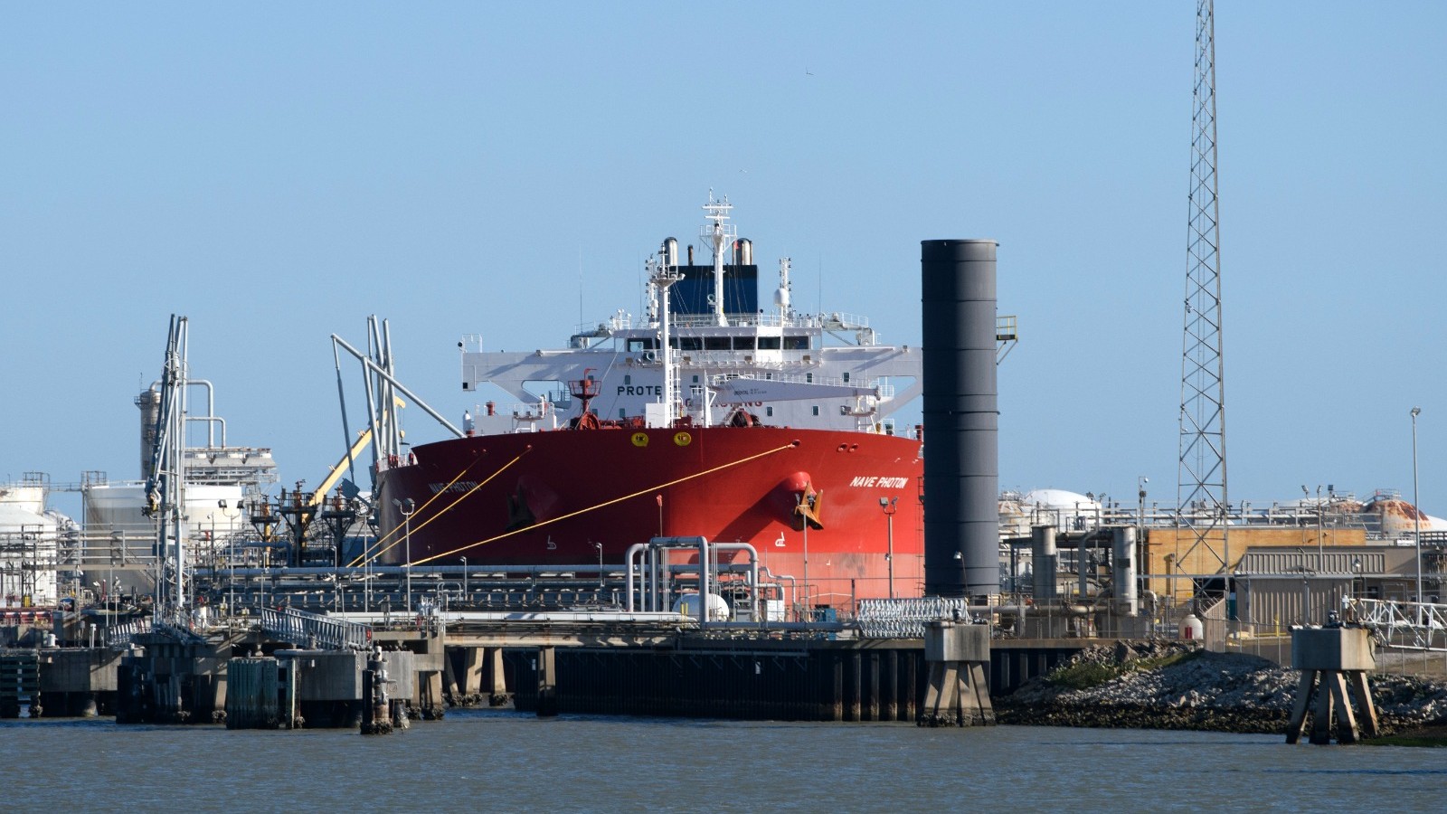 ترمب يعتزم تخفيف عقوبات فنزويلا لزيادة إمدادات النفط العالمية 