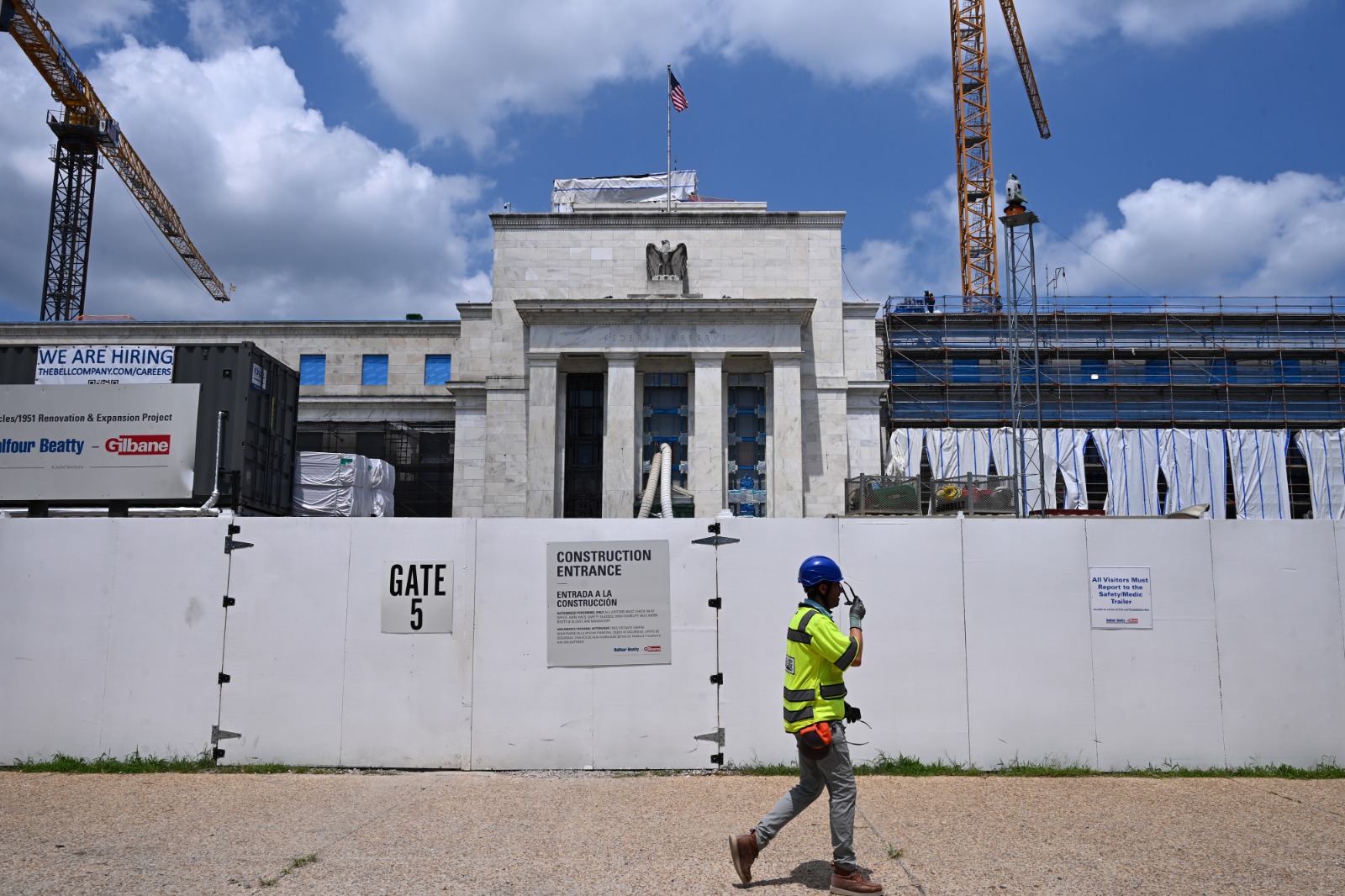 أعمال إنشاءات في مبنى بنك الاحتياطي الفيدرالي الأميركي "مارينر إس. إكليس" في واشنطن بتاريخ 24 يوليو 2025، الولايات المتحدة الأميركية- بلومبرغ